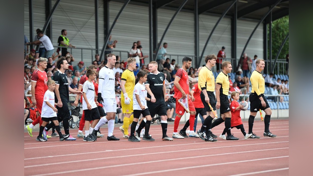 Der VfB Bottrop musste sich Rot-Weiss Essen im Testspiel mit 0:10 geschlagen geben. 2500 Zuschauer verfolgten das Spiel, das zu Ehren des 125-jährigen Bestehens des Bottroper Klubs ausgetragen wurde. VfB Bottrop - Rot-Weiss Essen