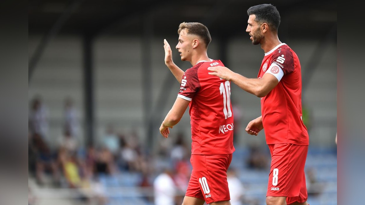 Der VfB Bottrop musste sich Rot-Weiss Essen im Testspiel mit 0:10 geschlagen geben. 2500 Zuschauer verfolgten das Spiel, das zu Ehren des 125-jährigen Bestehens des Bottroper Klubs ausgetragen wurde. VfB Bottrop - Rot-Weiss Essen