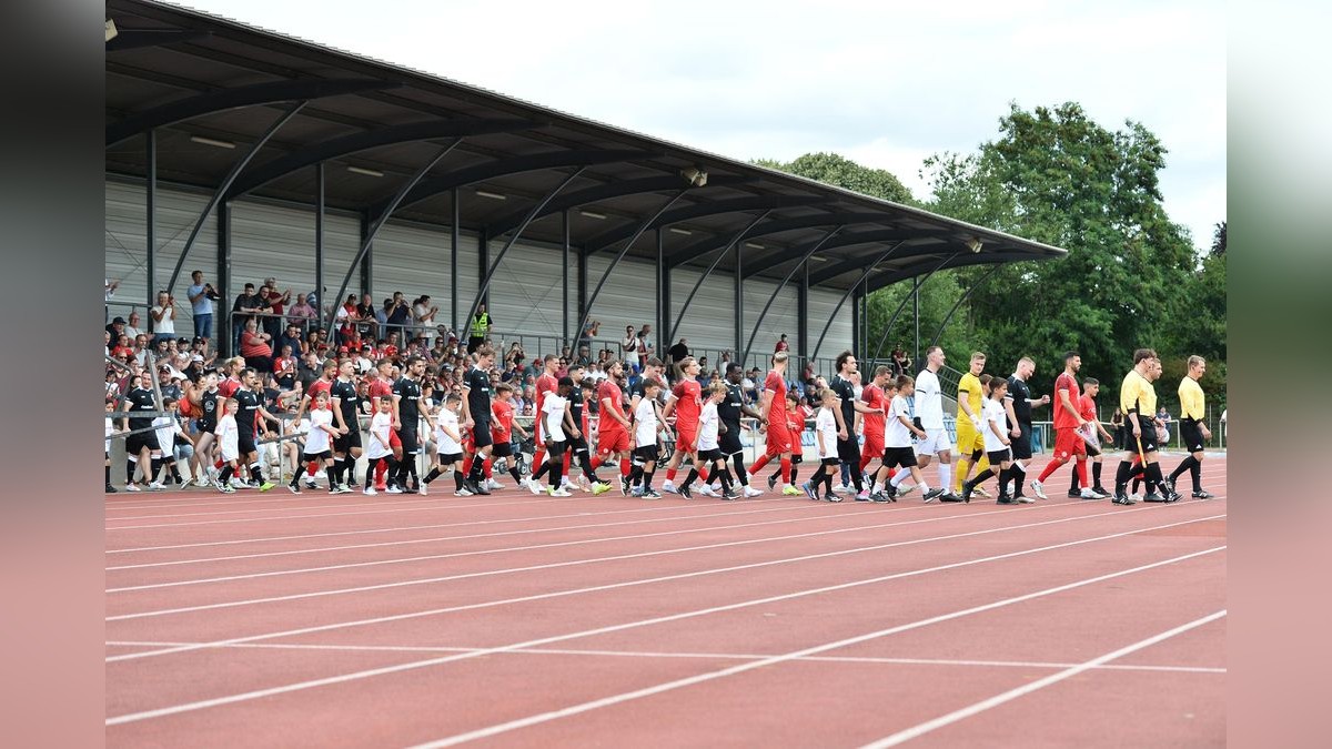 Der VfB Bottrop musste sich Rot-Weiss Essen im Testspiel mit 0:10 geschlagen geben. 2500 Zuschauer verfolgten das Spiel, das zu Ehren des 125-jährigen Bestehens des Bottroper Klubs ausgetragen wurde. VfB Bottrop - Rot-Weiss Essen