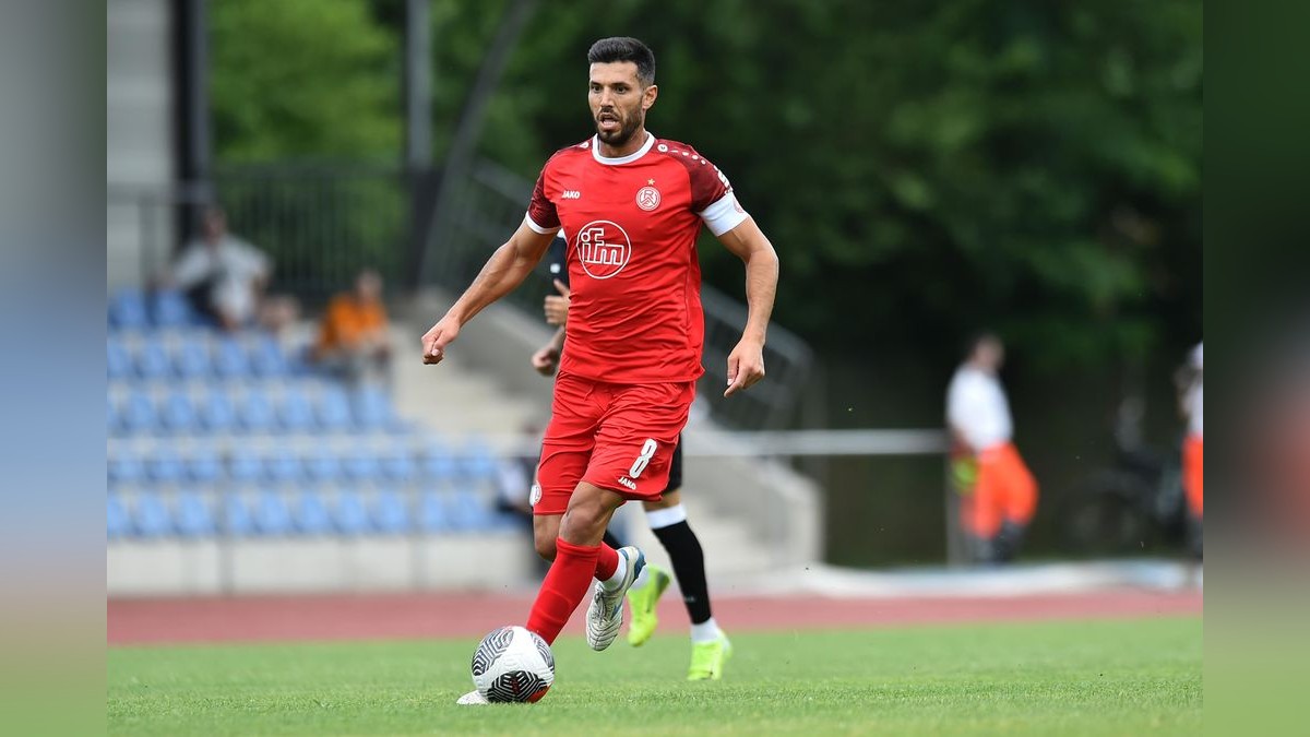Der VfB Bottrop musste sich Rot-Weiss Essen im Testspiel mit 0:10 geschlagen geben. 2500 Zuschauer verfolgten das Spiel, das zu Ehren des 125-jährigen Bestehens des Bottroper Klubs ausgetragen wurde. VfB Bottrop - Rot-Weiss Essen