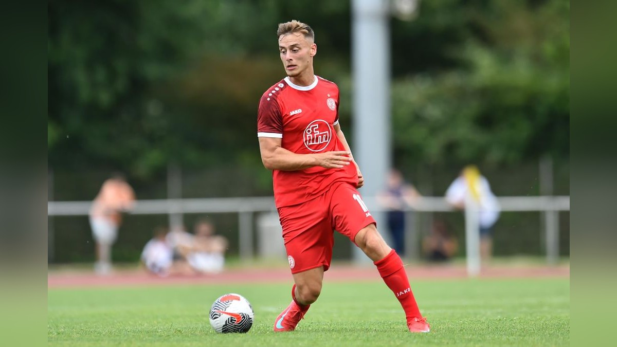 Der VfB Bottrop musste sich Rot-Weiss Essen im Testspiel mit 0:10 geschlagen geben. 2500 Zuschauer verfolgten das Spiel, das zu Ehren des 125-jährigen Bestehens des Bottroper Klubs ausgetragen wurde. VfB Bottrop - Rot-Weiss Essen