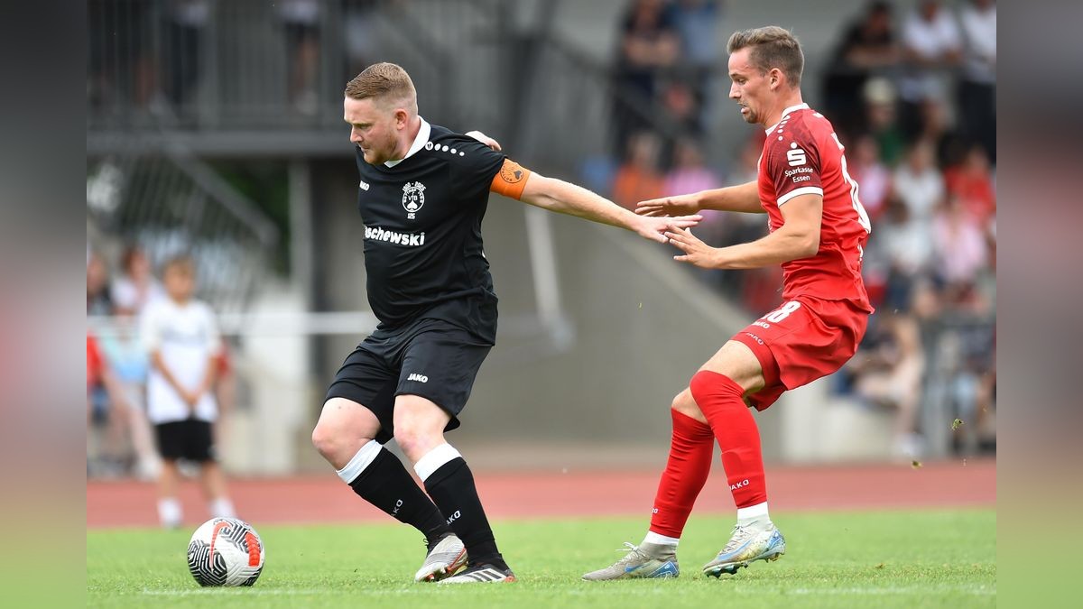Der VfB Bottrop musste sich Rot-Weiss Essen im Testspiel mit 0:10 geschlagen geben. 2500 Zuschauer verfolgten das Spiel, das zu Ehren des 125-jährigen Bestehens des Bottroper Klubs ausgetragen wurde. VfB Bottrop - Rot-Weiss Essen