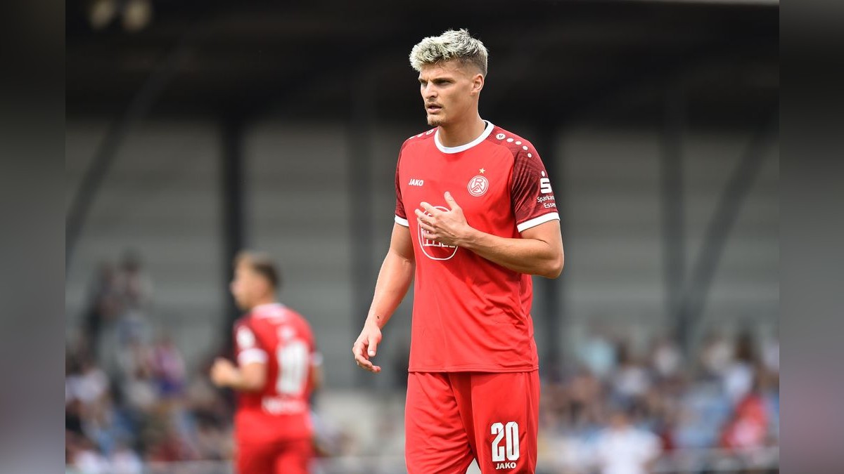 Der VfB Bottrop musste sich Rot-Weiss Essen im Testspiel mit 0:10 geschlagen geben. 2500 Zuschauer verfolgten das Spiel, das zu Ehren des 125-jährigen Bestehens des Bottroper Klubs ausgetragen wurde. VfB Bottrop - Rot-Weiss Essen