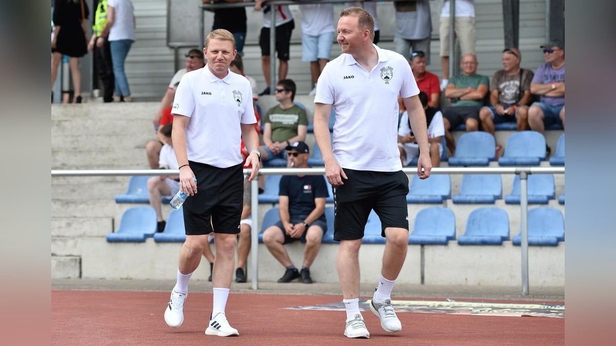 Der VfB Bottrop musste sich Rot-Weiss Essen im Testspiel mit 0:10 geschlagen geben. 2500 Zuschauer verfolgten das Spiel, das zu Ehren des 125-jährigen Bestehens des Bottroper Klubs ausgetragen wurde. VfB Bottrop - Rot-Weiss Essen