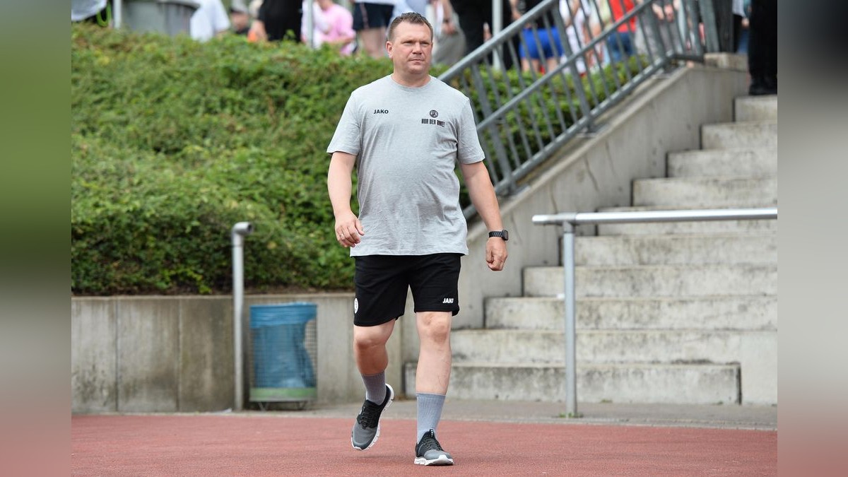 Der VfB Bottrop musste sich Rot-Weiss Essen im Testspiel mit 0:10 geschlagen geben. 2500 Zuschauer verfolgten das Spiel, das zu Ehren des 125-jährigen Bestehens des Bottroper Klubs ausgetragen wurde. VfB Bottrop - Rot-Weiss Essen