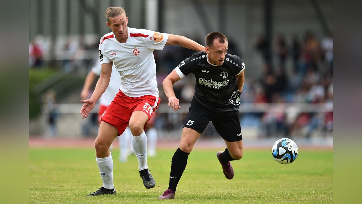 Der VfB Bottrop musste sich Rot-Weiss Essen im Testspiel mit 0:10 geschlagen geben. 2500 Zuschauer verfolgten das Spiel, das zu Ehren des 125-jährigen Bestehens des Bottroper Klubs ausgetragen wurde. VfB Bottrop - Rot-Weiss Essen