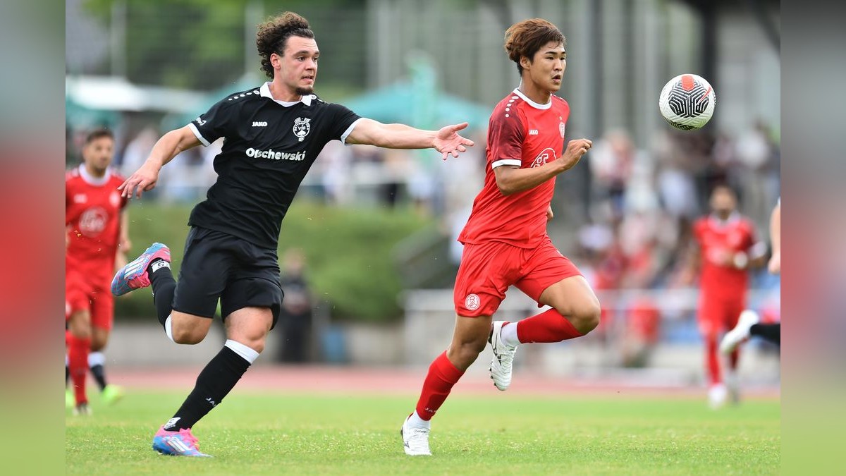 Der VfB Bottrop musste sich Rot-Weiss Essen im Testspiel mit 0:10 geschlagen geben. 2500 Zuschauer verfolgten das Spiel, das zu Ehren des 125-jährigen Bestehens des Bottroper Klubs ausgetragen wurde. VfB Bottrop - Rot-Weiss Essen