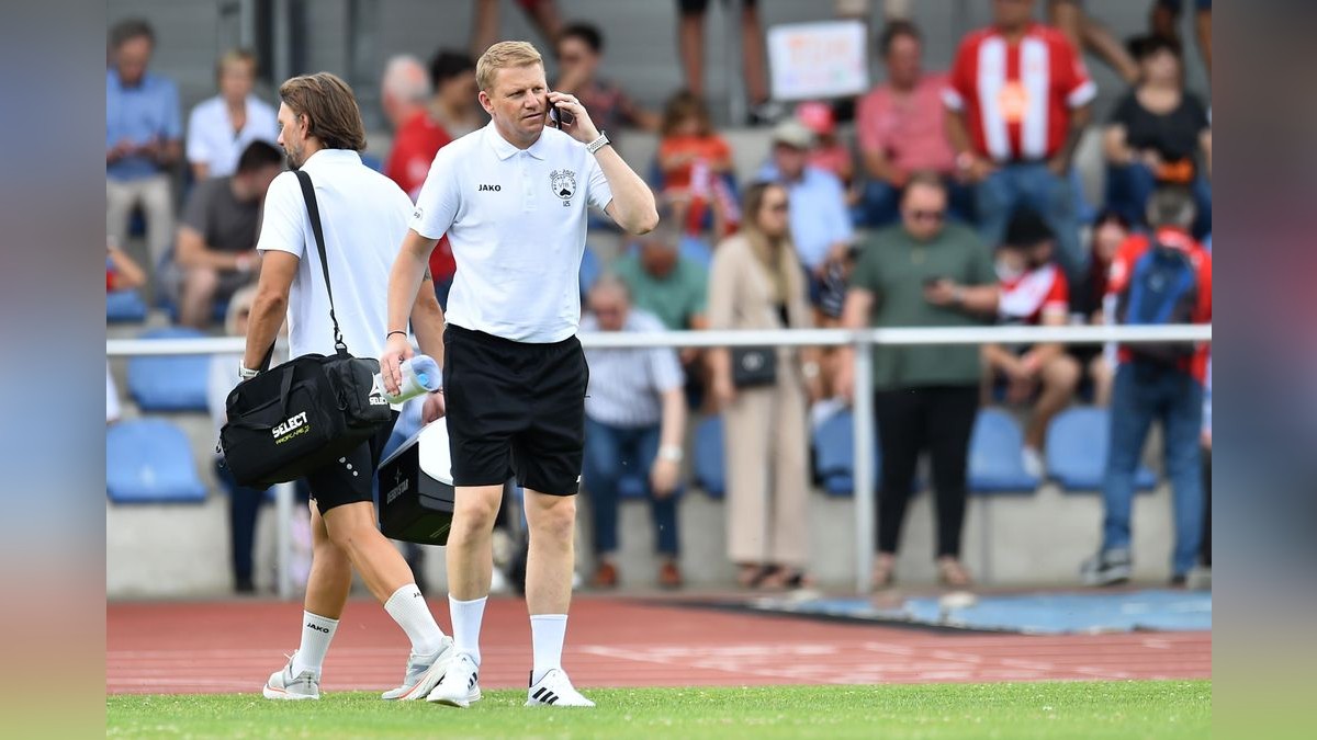 Der VfB Bottrop musste sich Rot-Weiss Essen im Testspiel mit 0:10 geschlagen geben. 2500 Zuschauer verfolgten das Spiel, das zu Ehren des 125-jährigen Bestehens des Bottroper Klubs ausgetragen wurde. VfB Bottrop - Rot-Weiss Essen