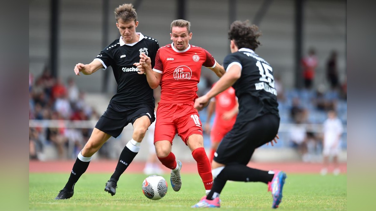 Mick Matthes (l.) und Alexander Beloshapkin nehmen Essens Nils Kaiser in die Zange. VfB Bottrop - Rot-Weiss Essen