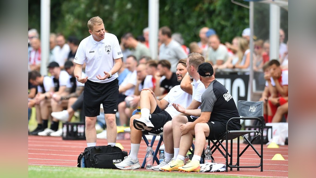 Marco Hoffmann startet mit einer zweistelligen Niederlage beim VfB Bottrop. VfB Bottrop - Rot-Weiss Essen