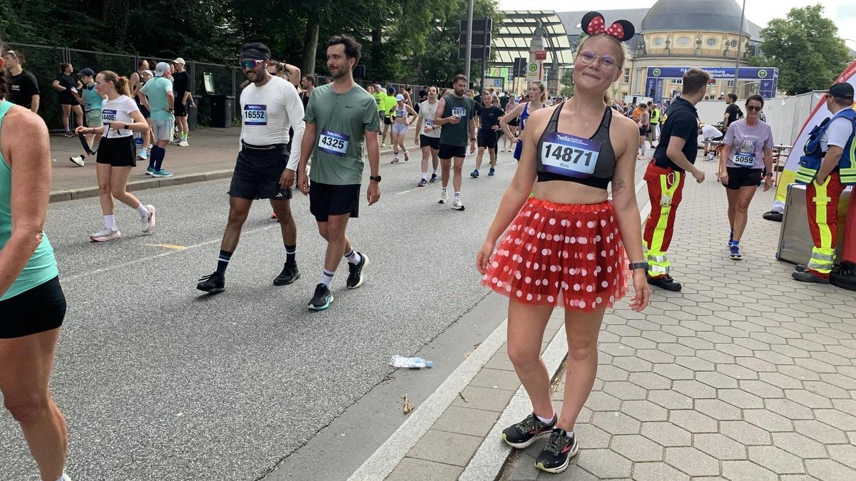 Beim Hella Halbmarathon startet eine Läuferin als Micky Mouse verkleidet.