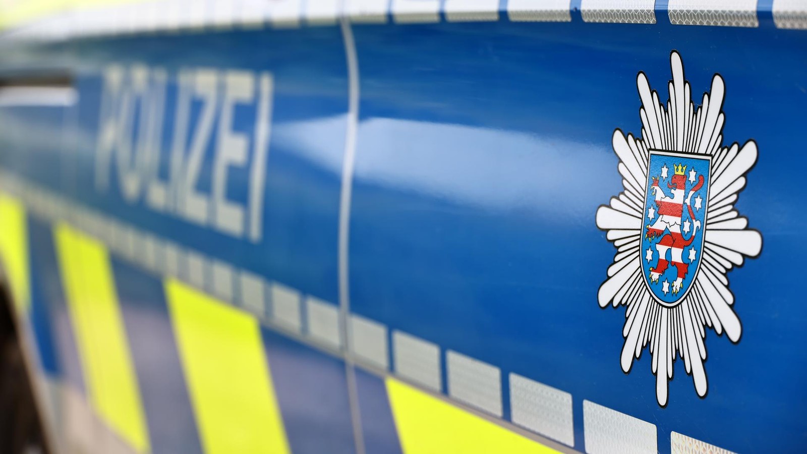 Polizeieinsatz-nachts-auf-einem-Friedhofspark-im-Kreis-Gotha