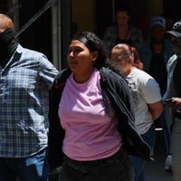 Vertreter der ICE-Behörden führen Mirgranten ab. ICE Agents Maintain Presence At NYC Immigration Court