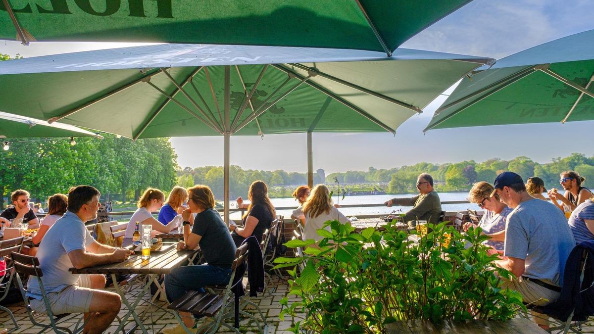 Von der Terrasse in Sierichs Biergarten im Hamburger Stadtpark gibt es einen freien Blick über den Stadtparksee (Archivbild). 