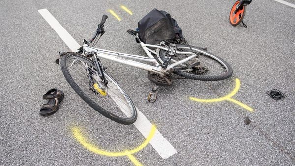 Radfahrer bei Unfall getötet: Polizei fahndet nach VW-Transporter