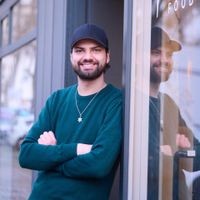 Jimi Blue Ochsenknecht lehnt an einem Fenster.