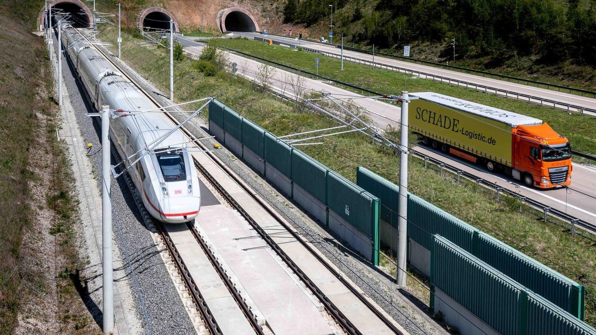 Selbst ICEs wurden in dieser Woche hitzebedingt auf vielen Bahnstrecken ausgebremst.