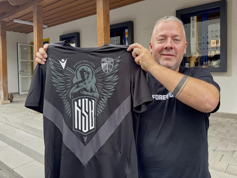FC Carl Zeiss Jena×heaven shall burn FC Carl Zeiss Jena sendet Trikots mit Heaven Shall Burn auf drei