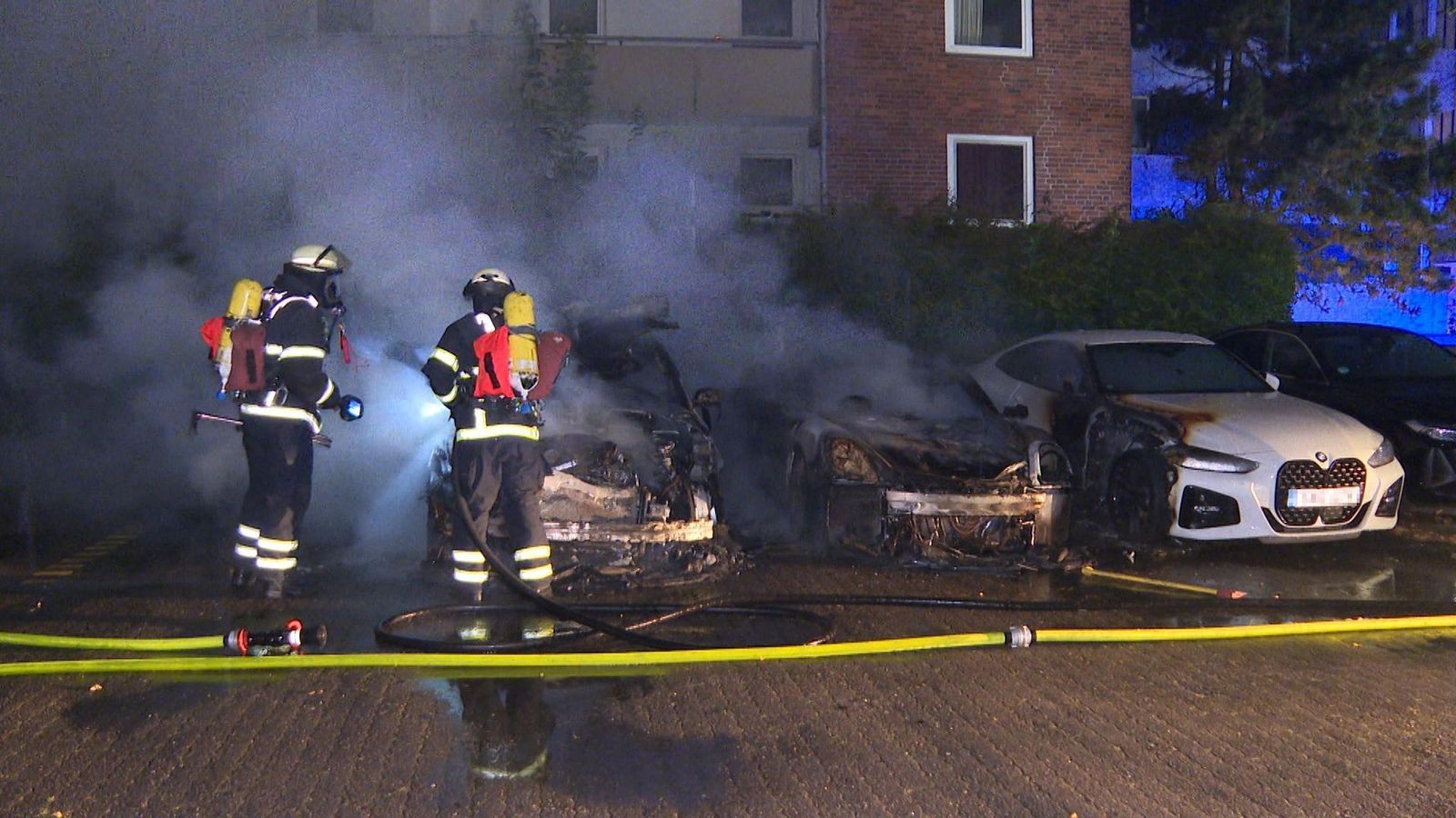 Lauter Knall, vier Autos in Flammen: Polizei vermutet Brandstiftung