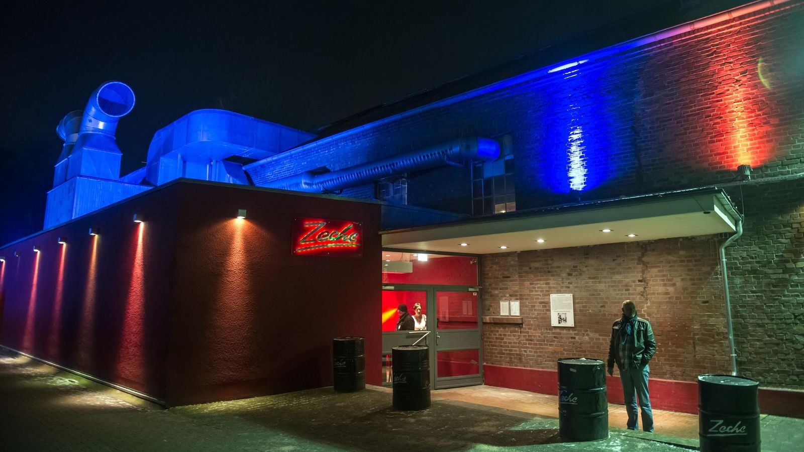 18-Jähriger nachts in Bochum überfallen: Suche nach Tätern