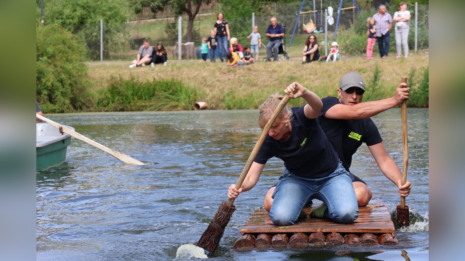 Floßrennen in Greiz: Feuerwehrleute liefern spektakuläre Wassershow – mit Video!