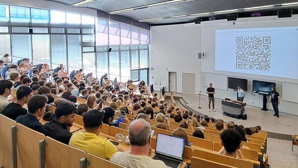 „KI wird eure Superpower!“: 500 Schüler hoffen auf Lern-Revolution
