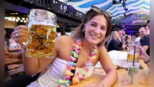 So viel kostet das Bier auf der Cranger Kirmes 2025