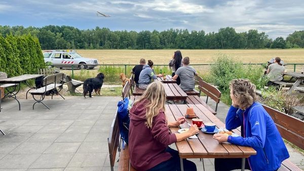 In diesem Café mit rustikalem Charme kommt Urlaubsgefühl auf