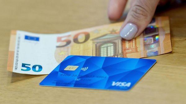 Nemčija se bori z namestitvijo beguncev in počasnim uvajanjem plačilnih kartic