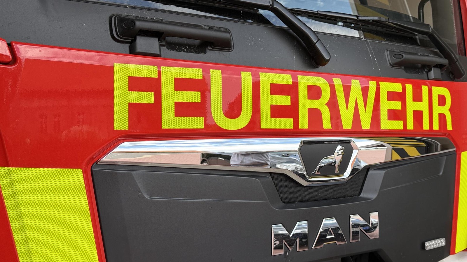 Feuerwehreinsatz-in-M-hlhausen-Garage-in-Flammen