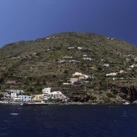 20.07.2011, Alicudi, Messina, Italien - Blick auf die Insel. (QF, europÃ_isch, SÃ_deuropa, HÃ_user, HÃ_gel, HÃ_gellandschaft, GebÃ_ude, KÃ_ste, GewÃ_sser, KÃ_stenlandschaft, WohngebÃ_ude, WohnhÃ_user, KÃ_stenansicht) 00S110720D009CARO.JPG Alicudi, Italien, Blick auf die Insel