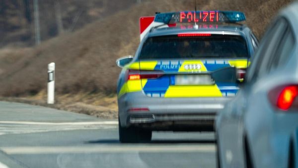 Illegales Rennen auf der Kennedybrücke – drei Menschen verletzt
