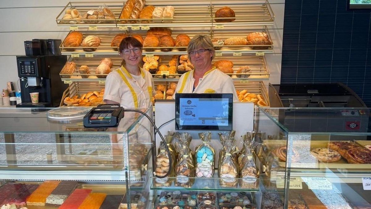 Filialleiterin Babett Meyer und Verkäuferin Kerstin Reinholdt freuen sich über die ersten Kunden in der neuen Höhne-Filiale – auch wenn Cafébereich und Außenanlage noch im Aufbau sind.