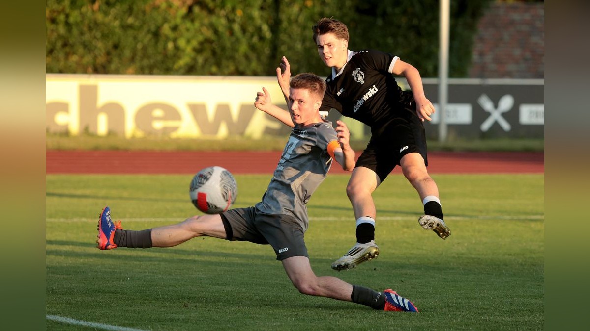 Der VfB Bottrop und der VfB Kirchhellen trennen sich in einem Testspiel im Jahnstadion 2:2. VfB Bottrop gegen VfB Kirchhellen