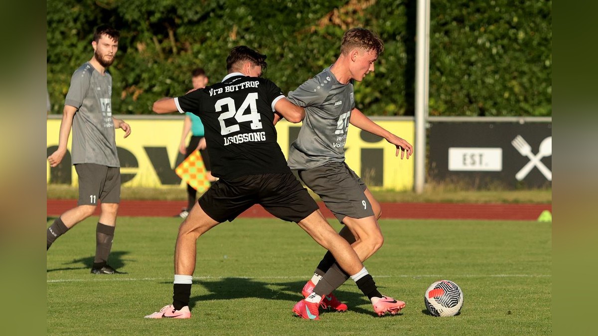 Der VfB Bottrop und der VfB Kirchhellen trennen sich in einem Testspiel im Jahnstadion 2:2. VfB Bottrop gegen VfB Kirchhellen