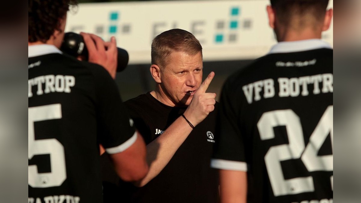Der VfB Bottrop und der VfB Kirchhellen trennen sich in einem Testspiel im Jahnstadion 2:2. VfB Bottrop gegen VfB Kirchhellen