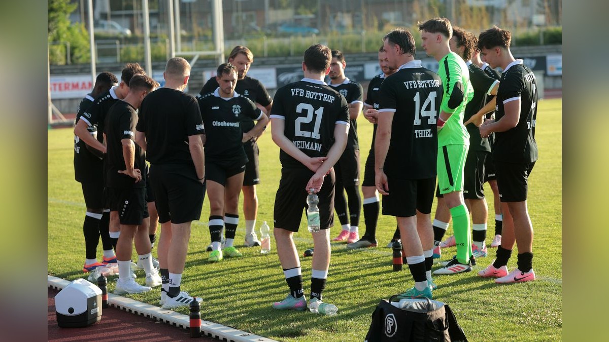 Der VfB Bottrop und der VfB Kirchhellen trennen sich in einem Testspiel im Jahnstadion 2:2. VfB Bottrop gegen VfB Kirchhellen