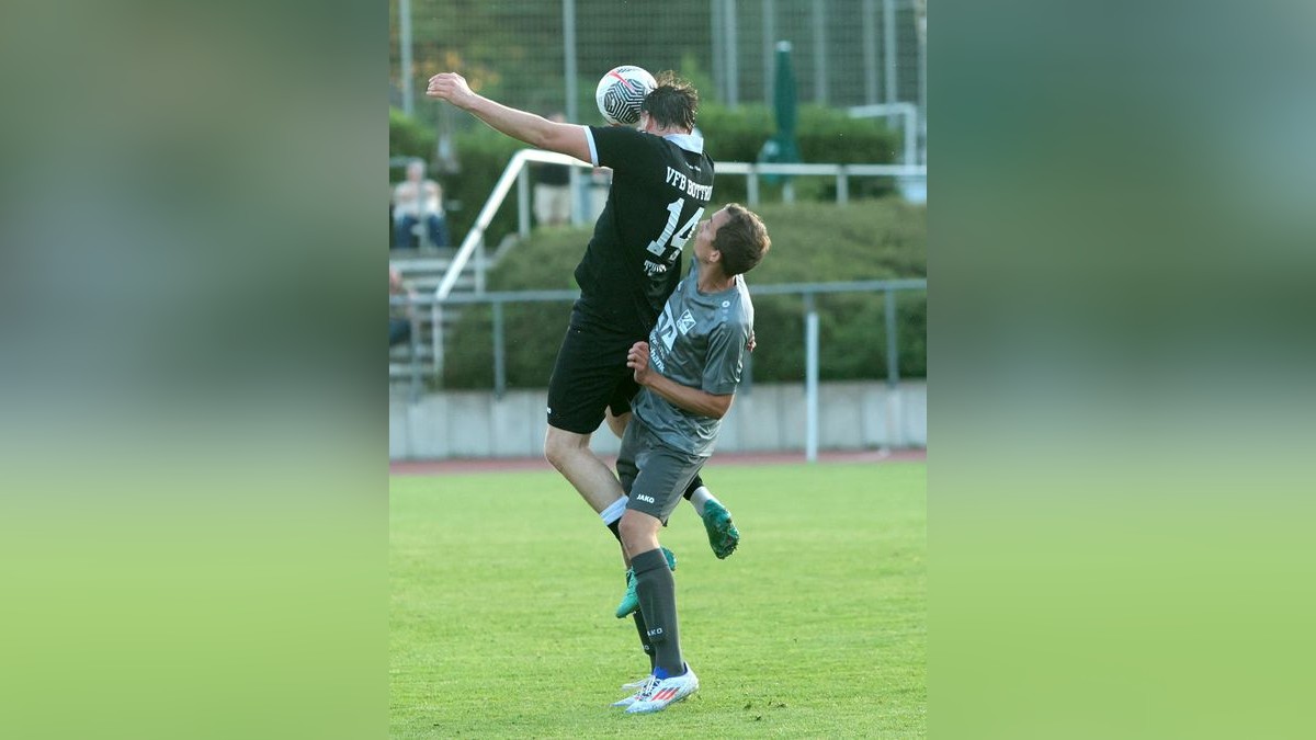 Der VfB Bottrop und der VfB Kirchhellen trennen sich in einem Testspiel im Jahnstadion 2:2. VfB Bottrop gegen VfB Kirchhellen
