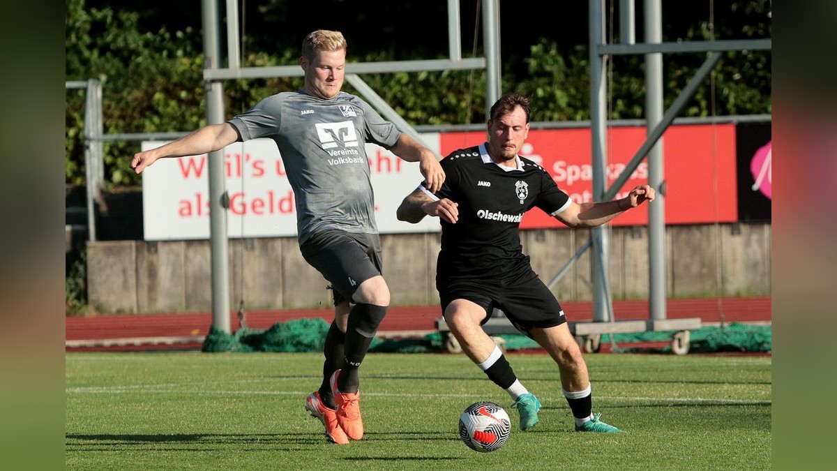 Der VfB Bottrop und der VfB Kirchhellen trennen sich in einem Testspiel im Jahnstadion 2:2. VfB Bottrop gegen VfB Kirchhellen