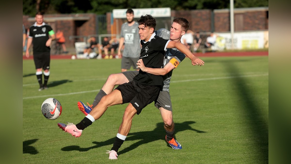 Der VfB Bottrop und der VfB Kirchhellen trennen sich in einem Testspiel im Jahnstadion 2:2. VfB Bottrop gegen VfB Kirchhellen