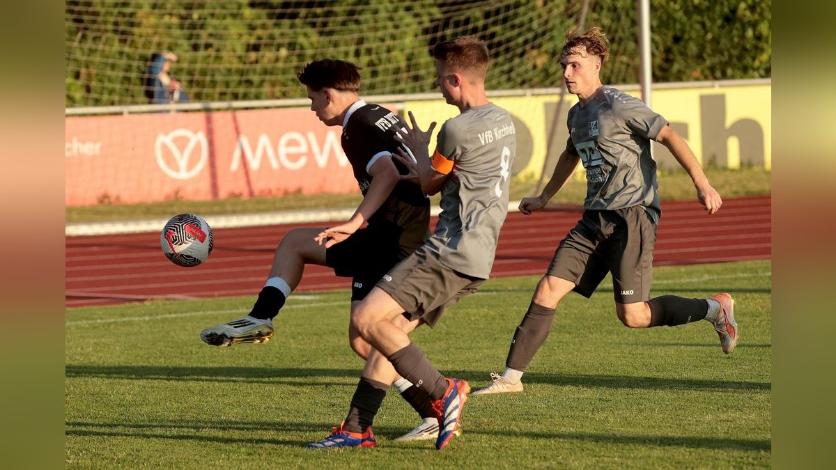 Der VfB Bottrop und der VfB Kirchhellen trennen sich in einem Testspiel im Jahnstadion 2:2. VfB Bottrop gegen VfB Kirchhellen