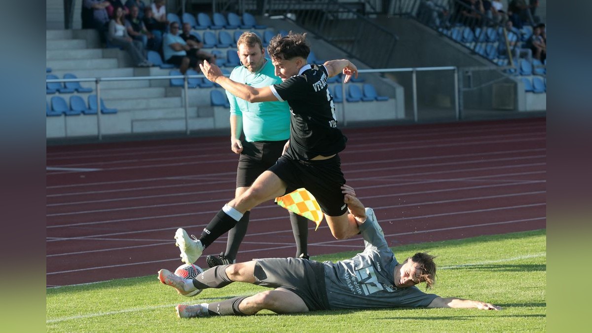 Der VfB Bottrop und der VfB Kirchhellen trennen sich in einem Testspiel im Jahnstadion 2:2. VfB Bottrop gegen VfB Kirchhellen
