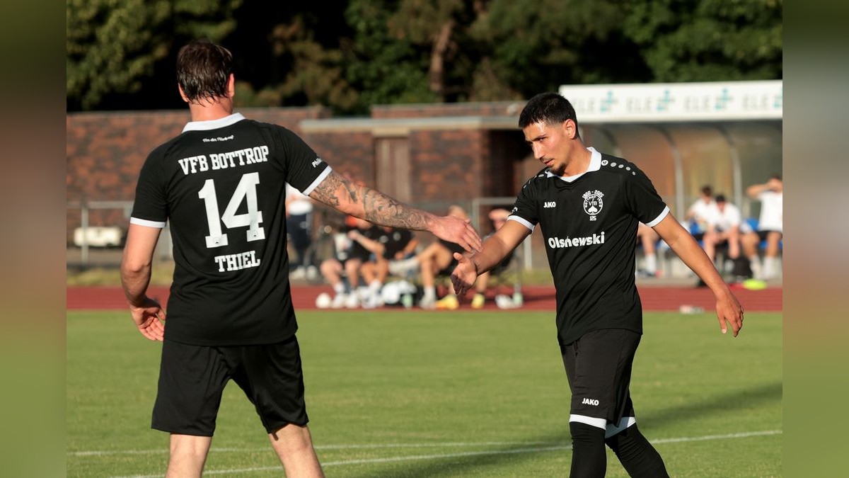 Der VfB Bottrop und der VfB Kirchhellen trennen sich in einem Testspiel im Jahnstadion 2:2. VfB Bottrop gegen VfB Kirchhellen