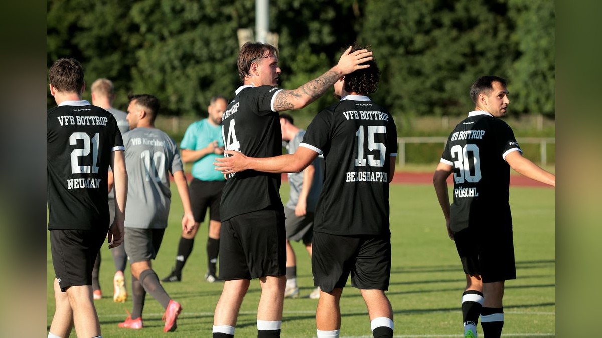 Der VfB Bottrop und der VfB Kirchhellen trennen sich in einem Testspiel im Jahnstadion 2:2. VfB Bottrop gegen VfB Kirchhellen
