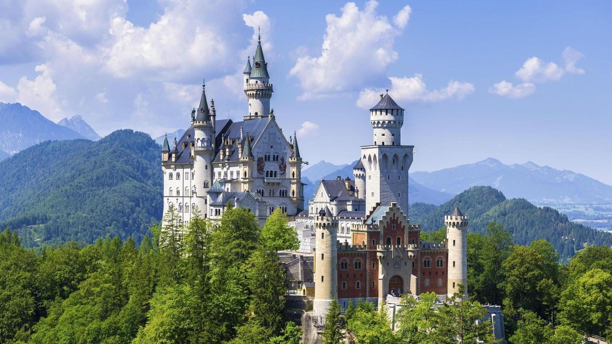 Schloss Neuschwanstein im Allgäu lockt jedes Jahr Millionen Besucher nach Deutschland. Bayerische Koenigsschloesser sind nun Teil des Unesco-Welterbes