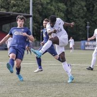 Bleibt beim Mülheimer FC 97: Mittelstürmer Oben Robert Molango. Bleibt beim Mülheimer FC 97: Mittelstürmer Oben Robert Molango.
