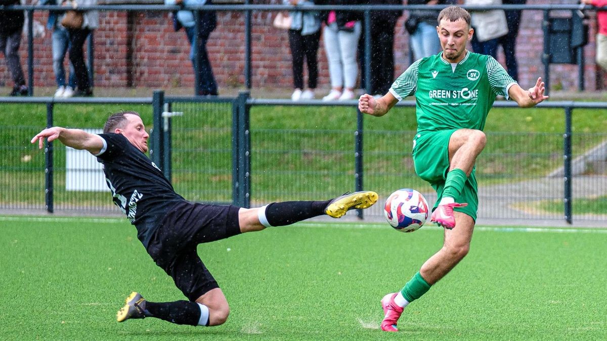 Danny Steinmetz (l.) sah im Spiel gegen den SV Zweckel die Rote Karte. Er muss eine lange Sperre befürchten. Fußball-Testspiel in Gladbeck