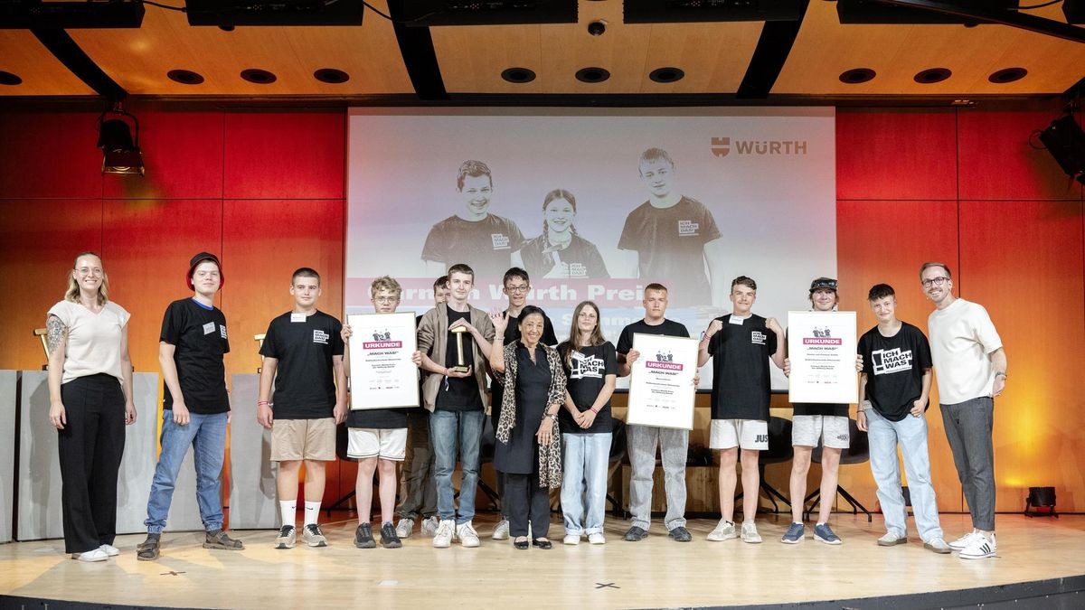 So sehen glückliche Sieger aus: Ein Teil der verantwortlichen Schülerinnen und Schüler der Rothenbachschule bei der Preisverleihung in der Firmenzentrale von Würth in Künzelsau.