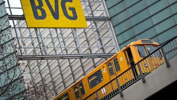 BVG kontert Klöckner: U-Bahnhof Bundestag strahlt in Pride-Farben