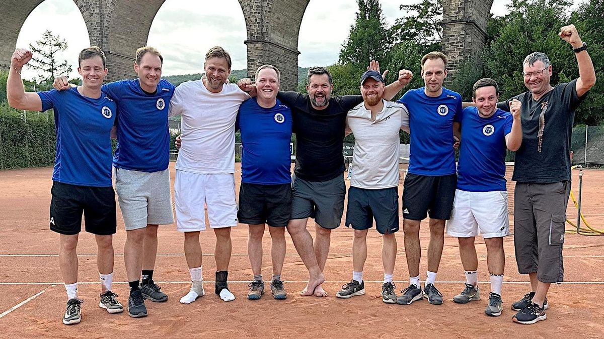 Vor der Rückkehr in die Verbandsliga: Die Herren 30 des Herdecker TV mit Felix Ewers, Tim Gens, Philip Steinberg, Patrick Augstein, Thomas Wild, Jan de Vries, Philip Spannagel, Dominik Padrok und Klubchef Frank Kramer (von links) stehen vor dem Aufstieg.